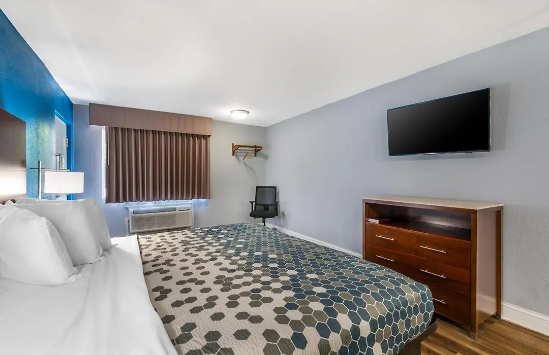 Econo Lodge Inn & Suites Virginia Beach - Norfolk-1