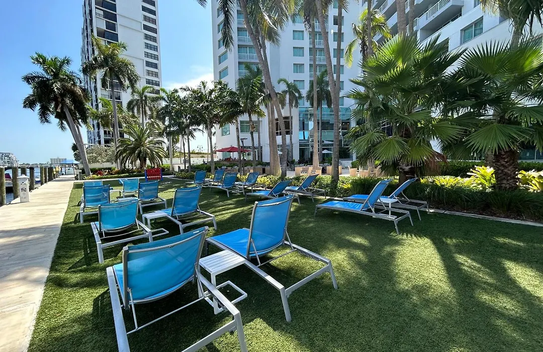 Waterview Condo- Spacious 2 Bedroom - Central - Steps To Beach-1