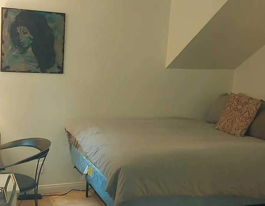 Ocean Front Vortex Female Hostel Private Rooms Free Bikes-1