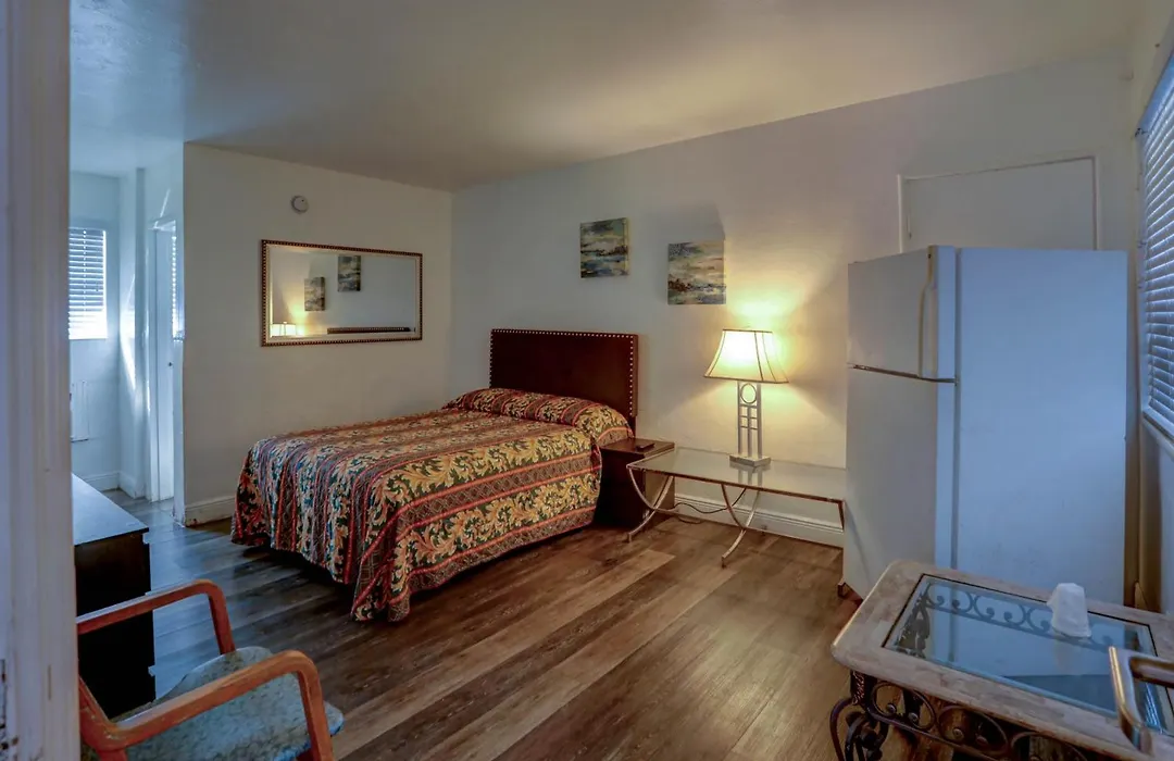 Beach And Town Motel-1