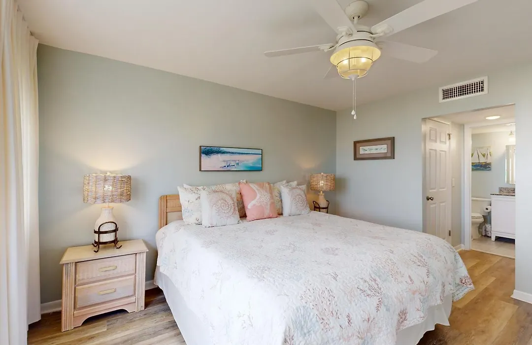 Oceanfront Corner Condo With Sunrise-View Balcony, Pool & 1-Minute Walk To Beach-1
