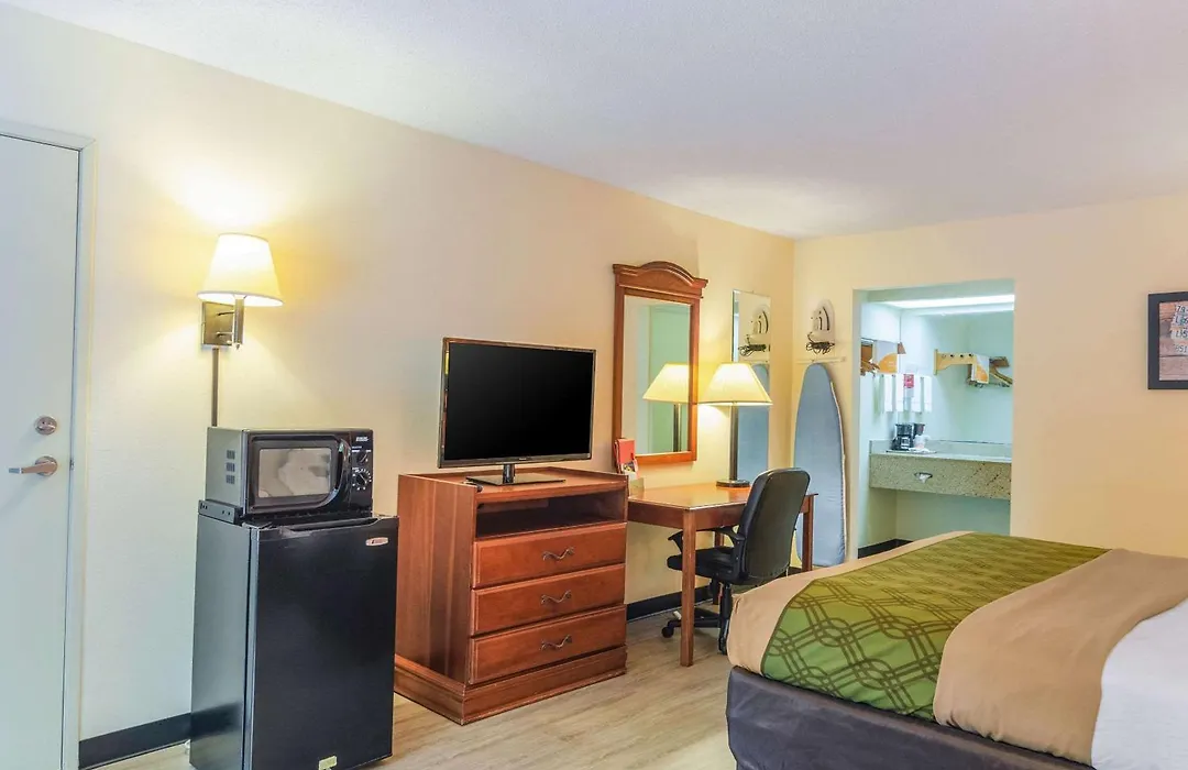 Econo Lodge Inn & Suites Gulfport Airport-1