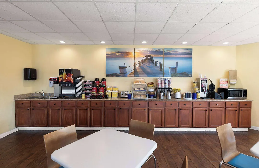 Days Inn By Wyndham Biloxi Beach-1