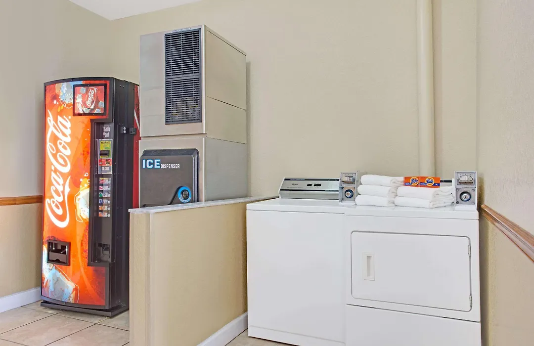 Super 8 By Wyndham Daytona Beach-1