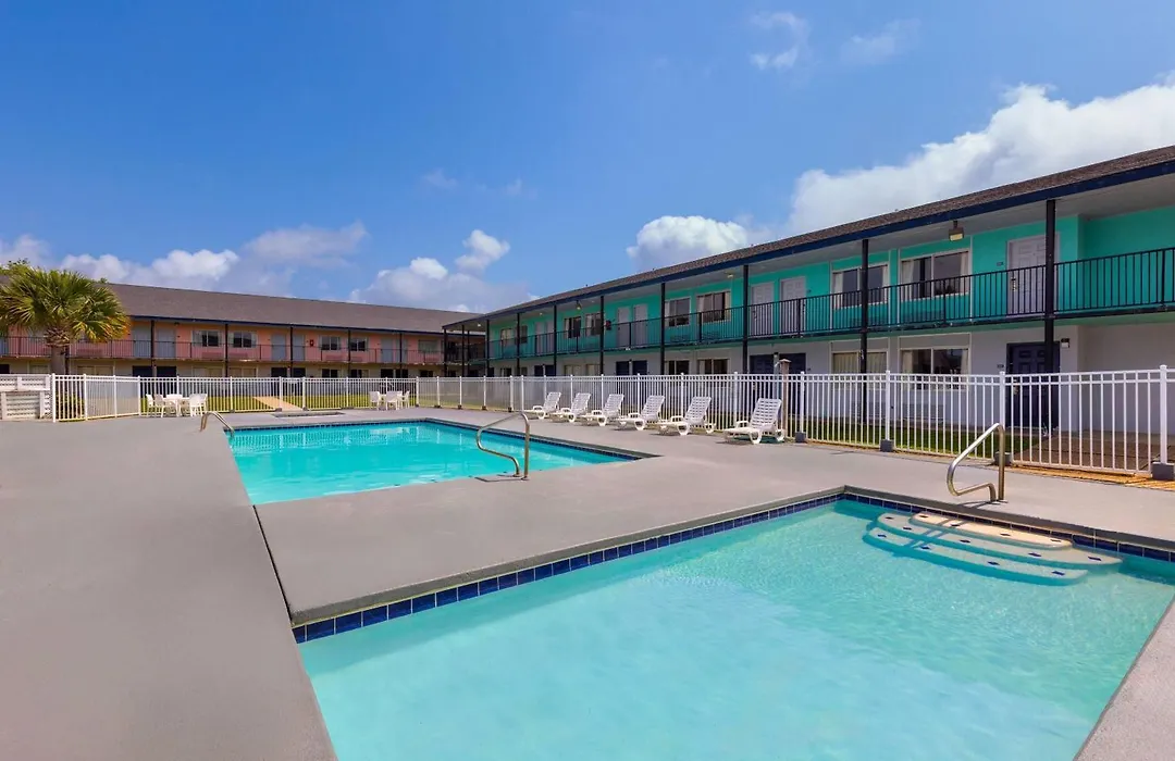 Super 8 By Wyndham Biloxi At The Beach-1