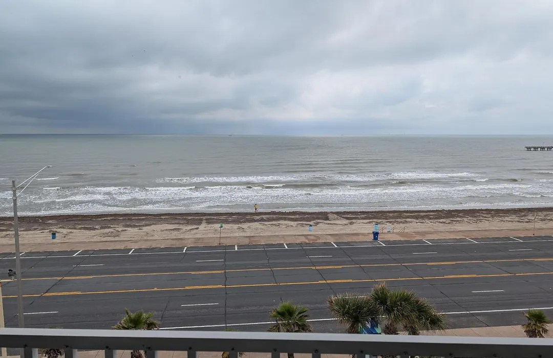 Holiday Inn Express & Suites Galveston West-Seawall-1