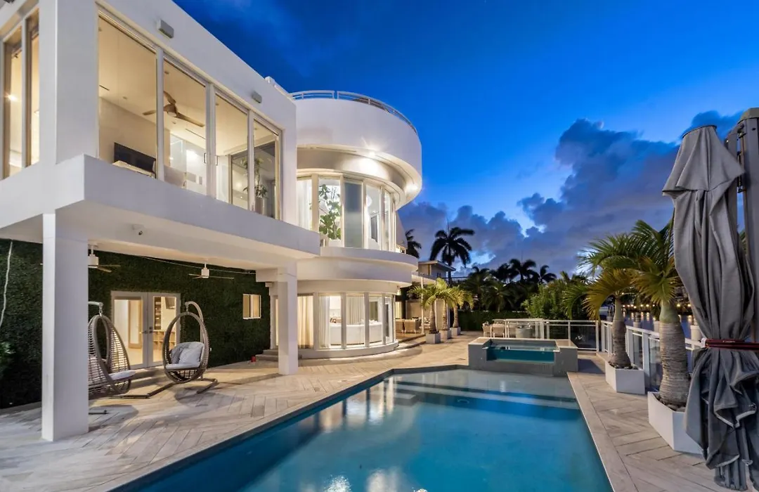 Villa Seminole Luxurious Waterfront Retreat With Pool Gym Hot Tub-1