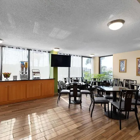 Super 8 By Wyndham Myrtle Beach/Market Common Area-3