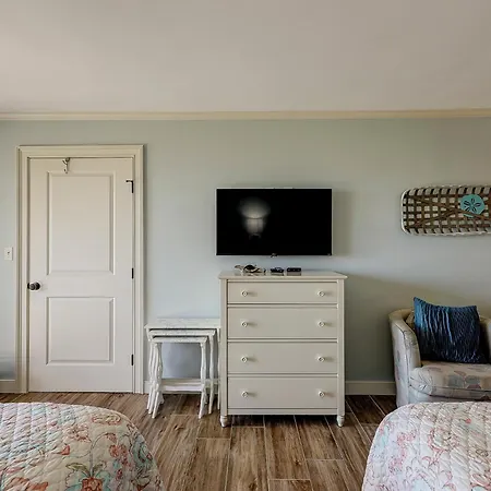 New Furniture New Paint New King Bed Master 2 Queens Bikes & Beach Gear Included-2