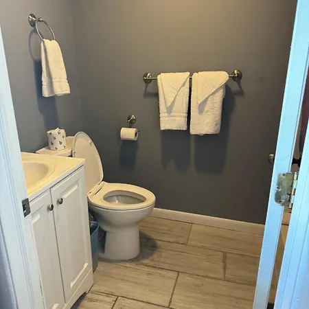 12 Ashworth Ave Suites-3