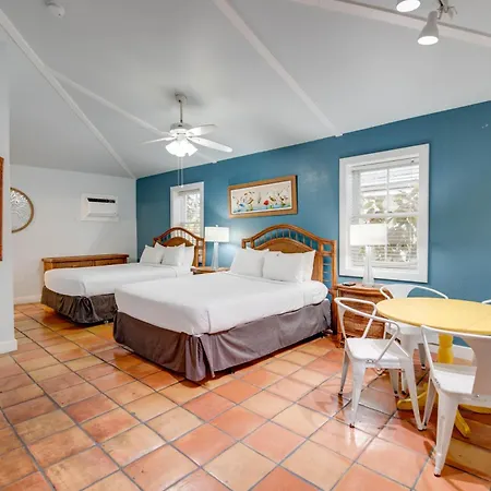 Ibis Suite | Bright Hideaway, Hot Tubs, Steps From Duval!-3