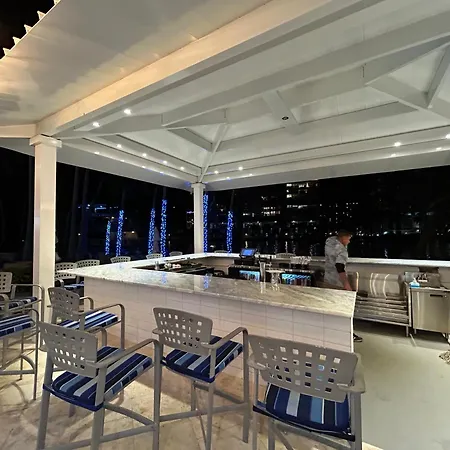 Waterview Condo- Spacious 2 Bedroom - Central - Steps To Beach-3