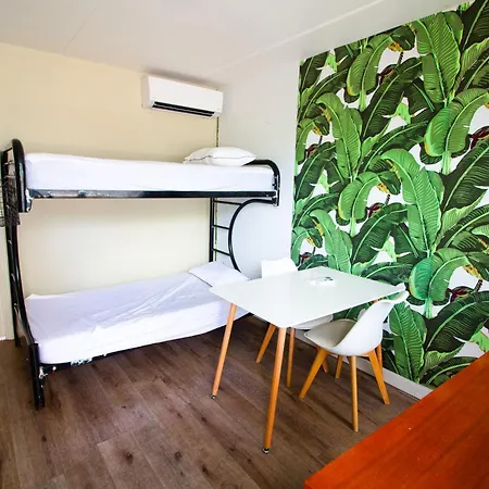 Waikiki Beachside Hostel-3