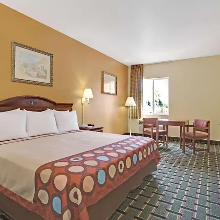 Super 8 By Wyndham Daytona Beach-3