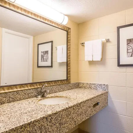 Howard Johnson By Wyndham Virginia Beach At The Beach-2