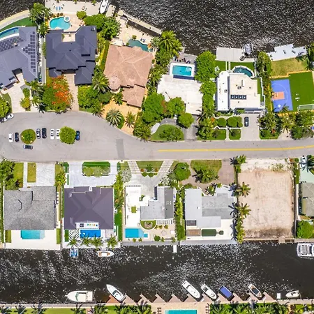 Villa Seminole Luxurious Waterfront Retreat With Pool Gym Hot Tub-3