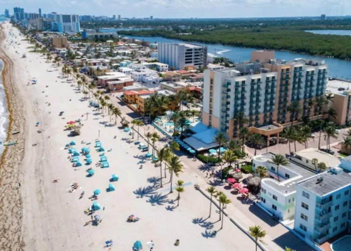 Walkabout 5 Retro Hotel On The Beach With Live Music And A Bar Hollywood
