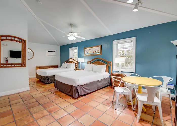 Ibis Suite | Bright Hideaway, Hot Tubs, Steps From Duval! Key West