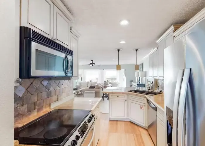 Green Reef # 4 Gorgeous Beachfront Townhome Sleeps 8 Destin
