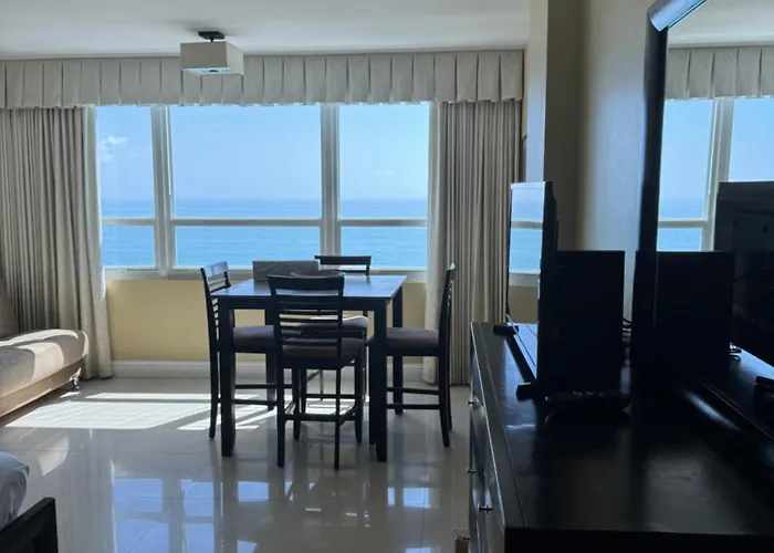 Castle Beach Studio,Tennis Court And Swimming Pool With Beach Access Miami Beach