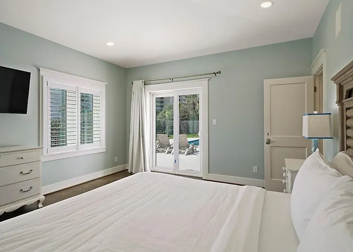 Bourbon Breeze - Beachy Home Near The Gulf With Spacious Outdoor Pool Area Destin