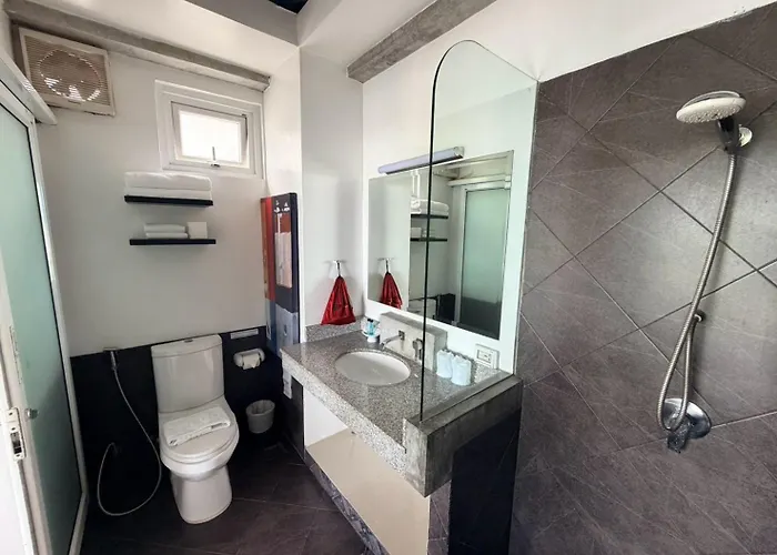 The Front Hotel And Apartments Patong